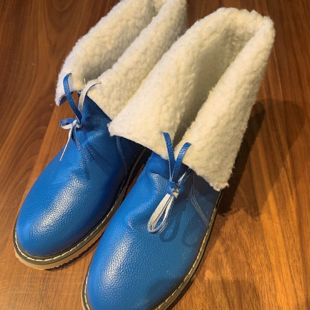 Boots, never worn, sz 7, faux leather and shearling, bright blue